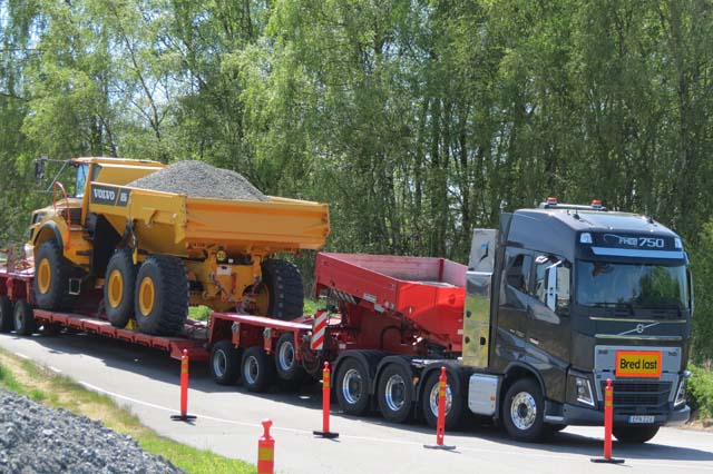 El Volvo FH 16 de 750 CV maneja sobradamente un conjunto como este que supera las 100 toneladas.